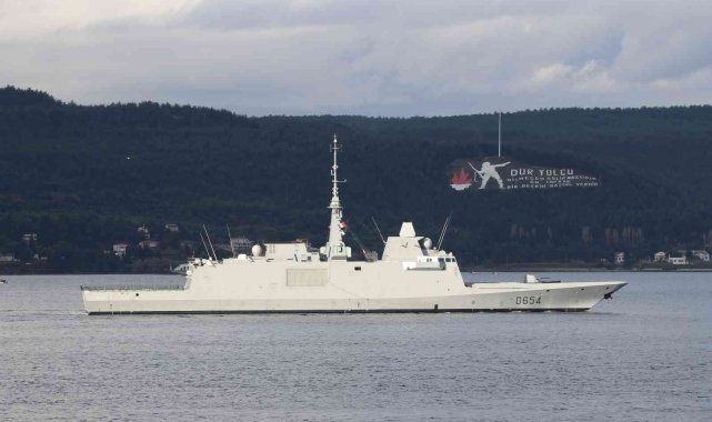 Fransız savaş gemisi Çanakkale Boğazı'ndan geçti