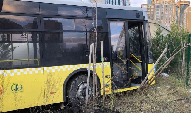 Freni patlayan İETT otobüsü, park halindeki araca çarparak durabildi