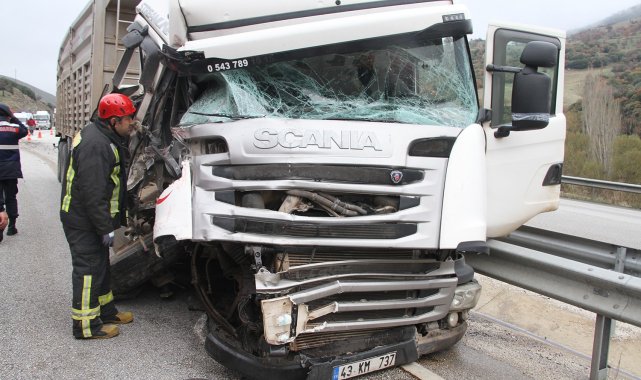 Freni tutmayan tır gemi motoru taşıyan konvoy aracına çarptı