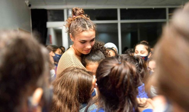 Galatasaraylı voleybolcu 'Kır Çiçekleri'ni ziyaret etti