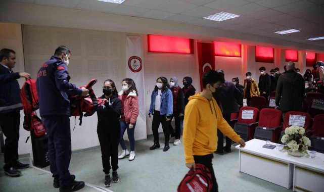 Gaziantep'te acil durum çantası dağıtılıyor