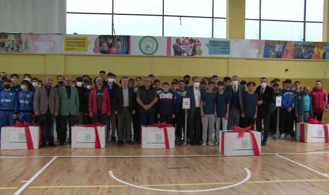 Gaziosmanpaşa Belediyesi'nden amatör spor kulüplerine malzeme desteği