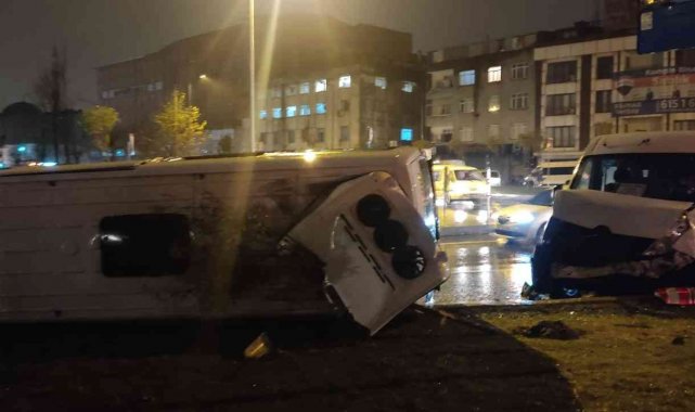Gaziosmanpaşa'da iki servis minibüsü çarpıştı: 1 yaralı