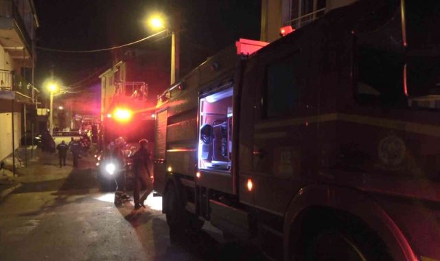 Gece bekçileri hasta vatandaşı yangından kurtardı