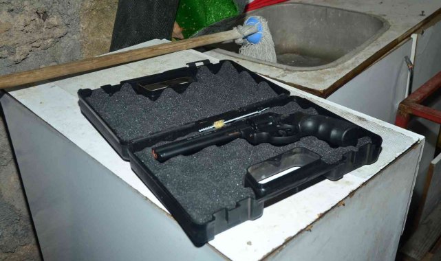 Gece kartallarına &quot;Yetkiniz yok, arayamazsın&quot; diyen sürücünün aracından kurusıkı tabanca çıktı