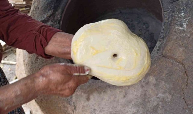 Geçmişten günümüze aktarılan tandırlarda ekmek pişirme kültürü devam ediyor