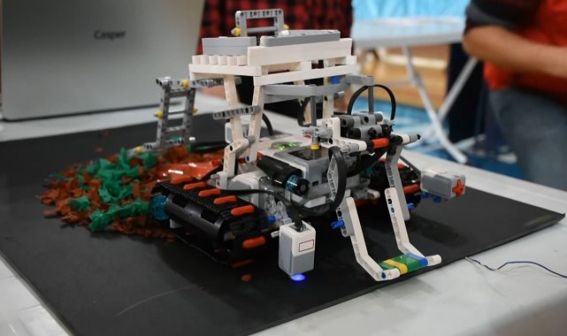 Geleceğin teknoloji yıldızları bilim şenliğinde yarıştı