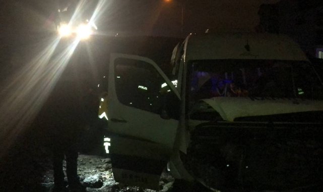 Gemlik'te fabrika işçilerini taşıyan minibüs köprü inşaatına uçtu: 5 yaralı