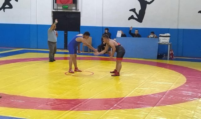 Genç güreşçiler 2 sıklette il birincisi oldu