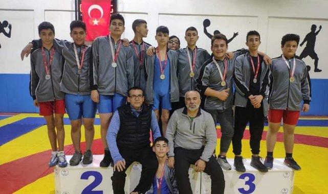 Genç güreşçiler 4 sıklette il şampiyonu