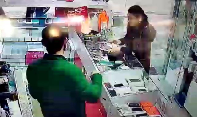 Girdiği dükkanda el çabukluğuyla telefon çaldı, o anlar kameraya yansıdı