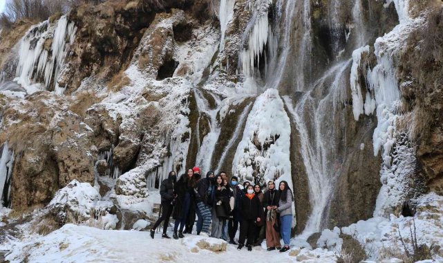 Girlevik Şelalesi dondu, görenler hayran kaldı