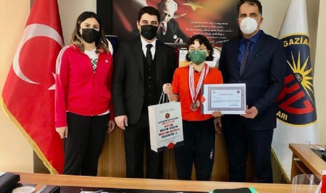 GKV'li İdil Erkan'ın yüzme başarısı