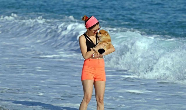 Gök gürültülü sağanak beklenen Antalya'da, güneşli havayı gören soluğu sahilde aldı