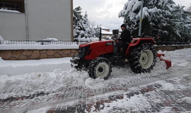 Gökçebey`de kar temizleme ve tuzlama çalışmaları sürüyor