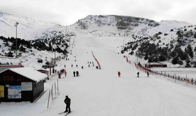 Göl manzaralı Ergan Dağı'nda kayak sezonu başladı