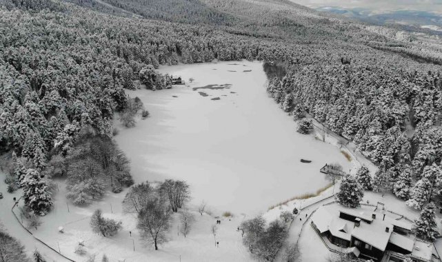 Gölcük Tabiat Parkı'ndaki göl buzla kaplandı