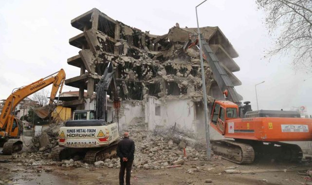 Gölcük&#039;te depremin izleri silinmeye devam ediyor