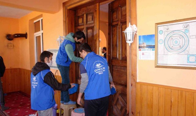 Gönüllü gençler her hafta bir cami veya okulu dip bucak temizliyor