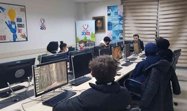 Gönüllü olarak kodlama eğitimi vermeye başladı