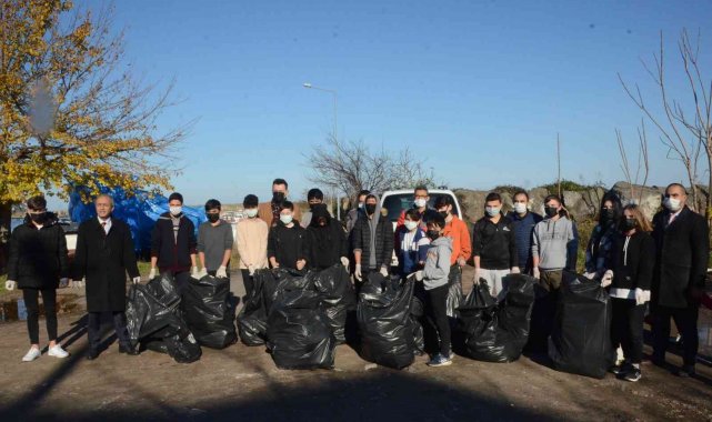Gönüllüler 10 dakikada 15 çuval çöp topladı