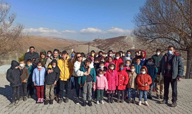 Gönüllülerden kırsal kesimde yaşayan çocuklara mont ve bot yardımı
