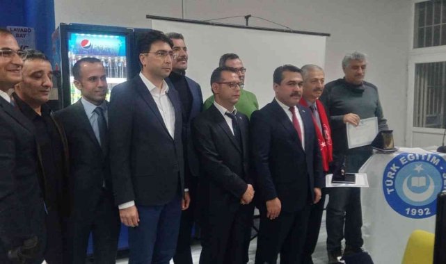 Görevini öğrencisine teslim etti