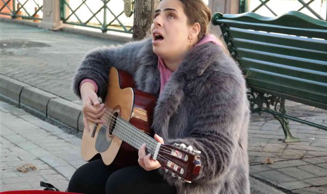 Görme engelli İranlı sanatçıdan Eskişehirlilere müzik ziyafeti