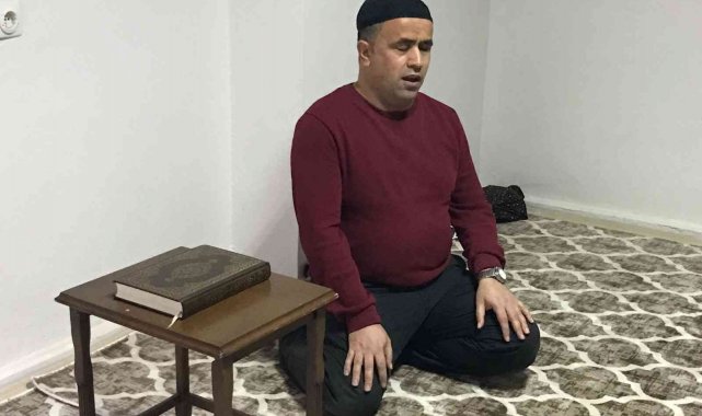 Görme engelli Polat&#039;ın parmak ısırtan azmi, teypten dinlediği ayetlerle hafız oldu