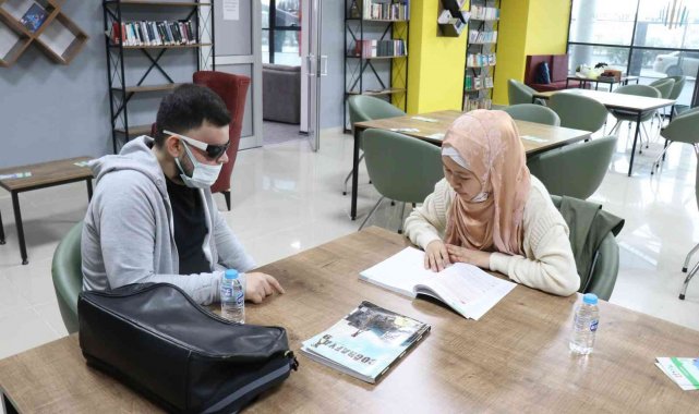 Görmeyen öğrencilerin gözleri oluyorlar