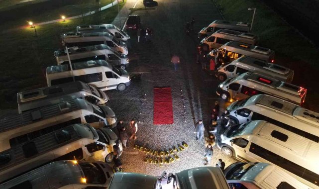 Görülmemiş evlenme teklifi: Servis araçlarıyla evlenme teklif etti