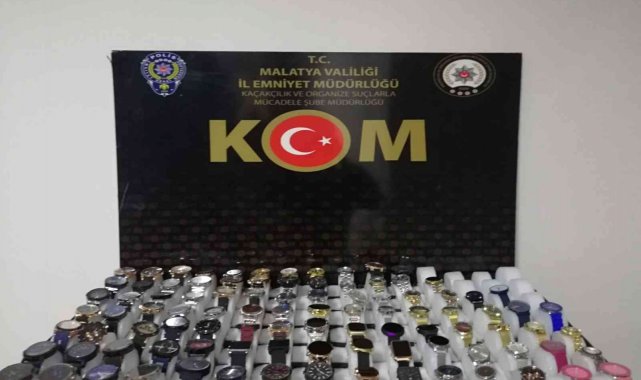 Gümrük kaçağı kol saatleri ile yakalanan şahıs sınır dışı edildi