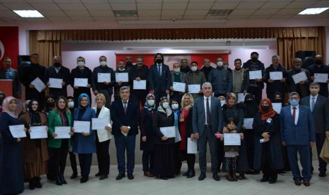 Gümüşhane'de 93 kursiyere sertifikaları verildi