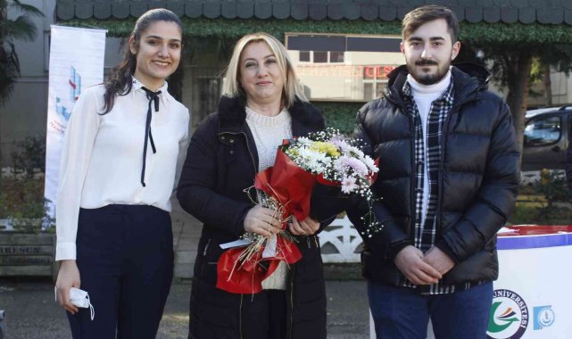 Güneş enerjisiyle çalışan ve 8 saat sürüş deneyimi sunan elektrikli araba ürettiler