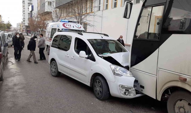 Hafif ticari araç ile midibüs çarpıştı: 1 yaralı