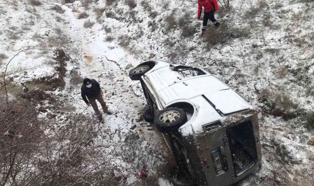 Hafif ticari araç köprüden uçtu: 2 yaralı