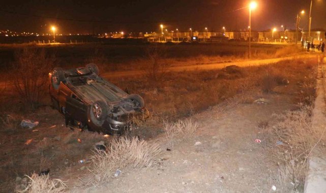 Hafif ticari araç şarampole uçtu, 3 yaralı