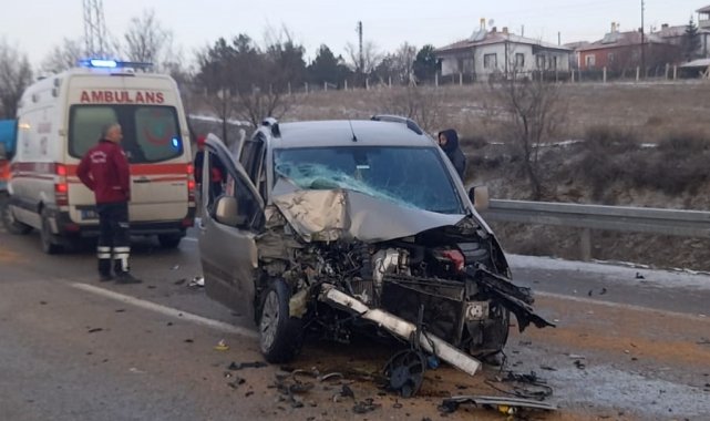 Hafif ticari araç traktöre çarptı: 3 yaralı