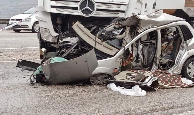 Hafriyat kamyonu altına aldığı otomobili metrelerce sürükledi; 1 ölü