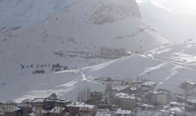 Hakkari'de 105 yerleşim yeri ulaşıma kapandı