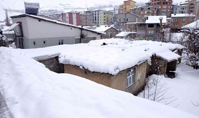 Hakkari&#039;de 247 yerleşim yerinin yolu ulaşıma kapandı