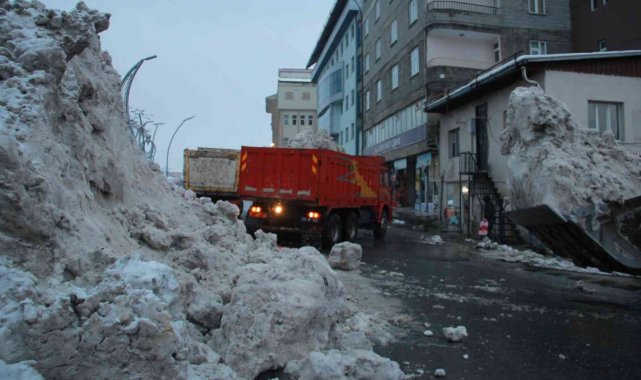 Hakkari&#039;de iki günde 500 kamyon kar taşındı