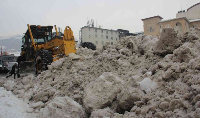 Hakkari'de kamyonlarla kar taşınıyor
