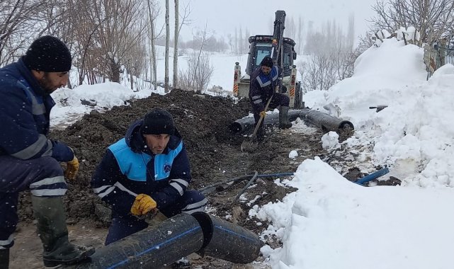 Hakkari'de kar yağışı altında su arıza onarımı