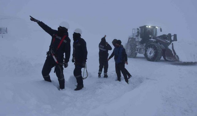 Hakkari'de yol açmaya çalışan karla mücadele ekibi tipiye yakalandı