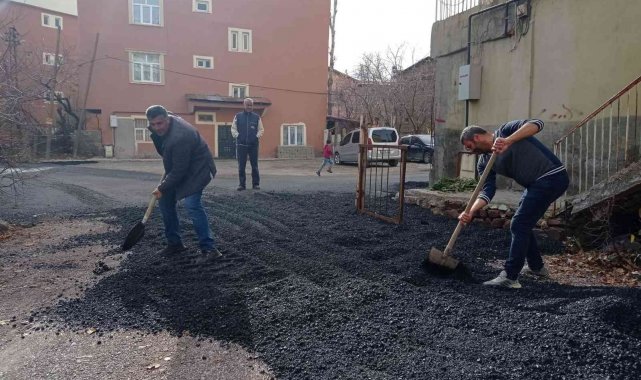 Hakkari'de yol asfaltlama çalışması