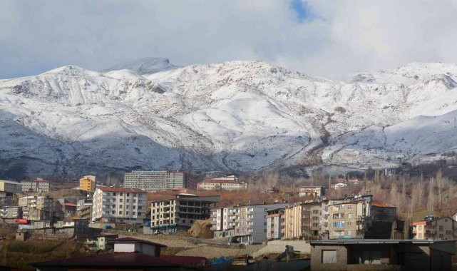 Hakkari'nin Merzan mahallesine mevsimin ilk karı düştü