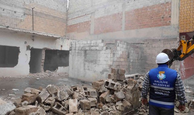 Haliliye'de metruk yapılar tek tek yıkılıyor