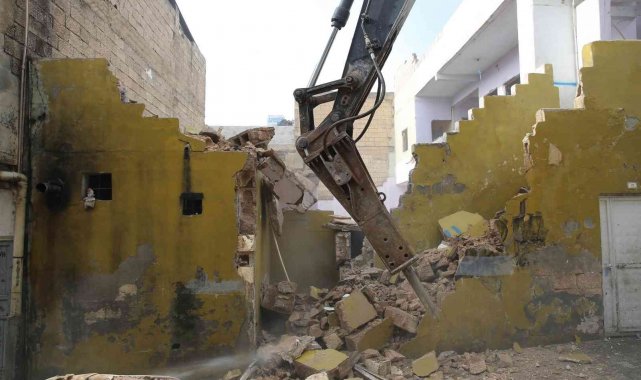 Haliliye'de riskli ve metruk yapıları yıkıyor