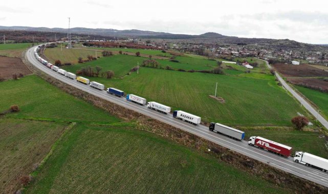 Hamzabeyli Sınır Kapısı'nda kilometrelerce tır kuyruğu